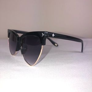 BRAND NEW. 💎 cut. Gold trim. Hard to soft tint.